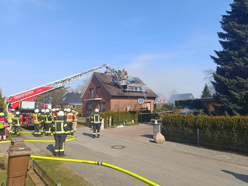 POL-STD: Dachstuhlbrand in Nindorf - Großalarm für die Feuerwehren in der Samtgemeinde Apensen, Unfall im Rüstjer Forst - Polizei sucht Zeugen - Foto: presseportal.de