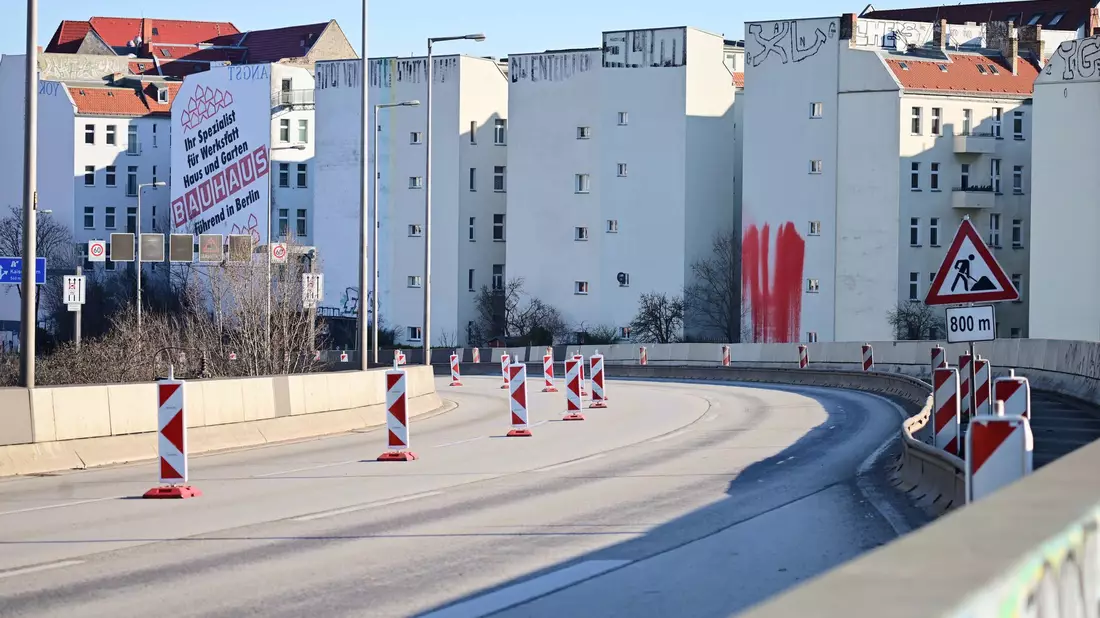 Die Autobahnbrücke führt über die Berliner Ringbahn. Der S-Bahnverkehr ist von der Sperrung aber vorerst nicht betroffen. - Bild: Sebastian Gollnow/dpa