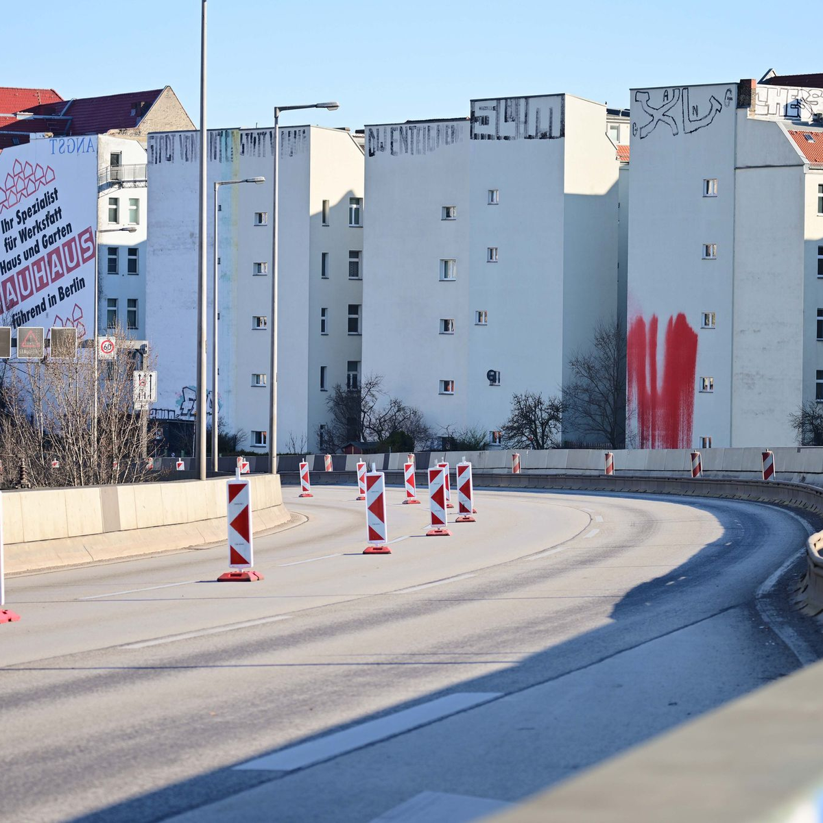 Die Autobahnbrücke führt über die Berliner Ringbahn. Der S-Bahnverkehr ist von der Sperrung aber vorerst nicht betroffen. - Foto: Sebastian Gollnow/dpa