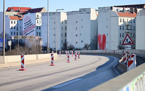 Die Autobahnbrücke führt über die Berliner Ringbahn. Der S-Bahnverkehr ist von der Sperrung aber vorerst nicht betroffen. - Foto: Sebastian Gollnow/dpa