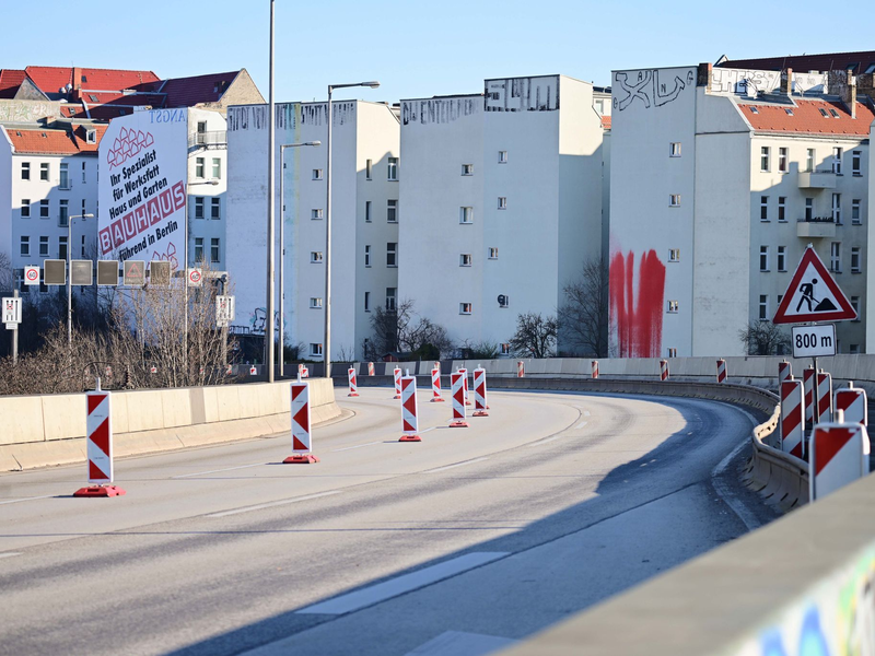 Die Autobahnbrücke führt über die Berliner Ringbahn. Der S-Bahnverkehr ist von der Sperrung aber vorerst nicht betroffen. - Foto: Sebastian Gollnow/dpa