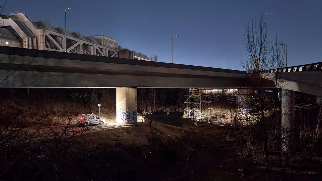Die Autobahnbrücke ist ein wichtiger Verkehrsknoten für Berlin und das Umland. - Bild: Michael Ukas/dpa