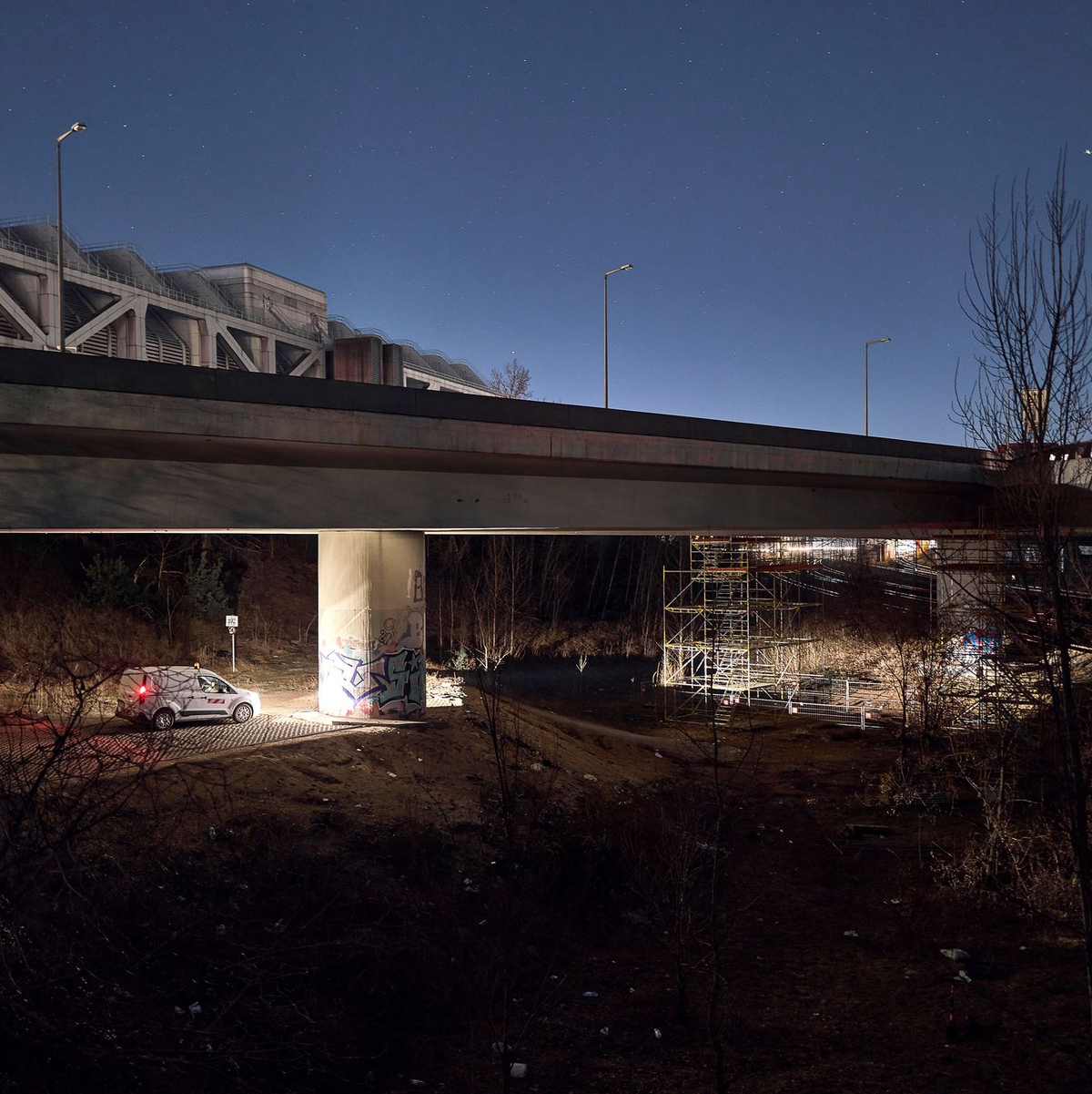 Die Autobahnbrücke ist ein wichtiger Verkehrsknoten für Berlin und das Umland. - Foto: Michael Ukas/dpa