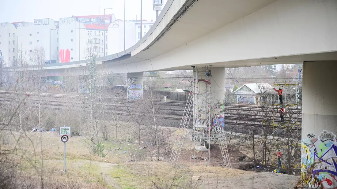 Der Riss in der Autobahnbrücke war vor wenigen Wochen entdeckt worden - nun folgte die Vollsperrung der Brücke. - Bild: Sebastian Gollnow/dpa