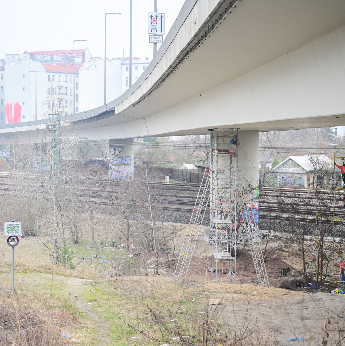 Der Riss in der Autobahnbrücke war vor wenigen Wochen entdeckt worden - nun folgte die Vollsperrung der Brücke. - Foto: Sebastian Gollnow/dpa