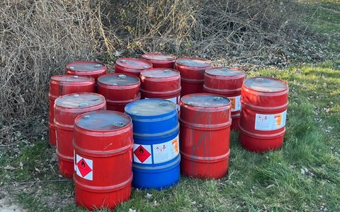 POL-EU: Gefährliche Abfälle im Feld entsorgt - Foto: presseportal.de