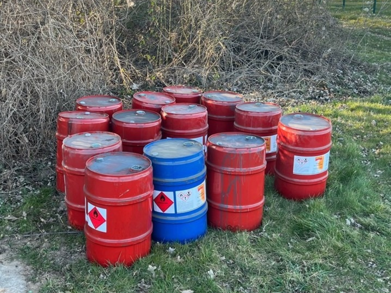 POL-EU: Gefährliche Abfälle im Feld entsorgt - Foto: presseportal.de