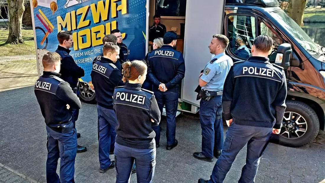 BPOL-AKAD: Jüdisches Leben zu Gast an der Bundespolizeiakademie: Studierende besuchen mobile Synagoge - Bild: presseportal.de