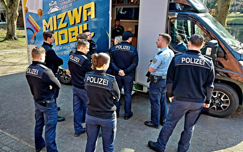 BPOL-AKAD: Jüdisches Leben zu Gast an der Bundespolizeiakademie: Studierende besuchen mobile Synagoge - Foto: presseportal.de BPOL-AKAD: Jüdisches Leben zu Gast an der Bundespolizeiakademie: Studierende besuchen mobile Synagoge - Foto: presseportal.de