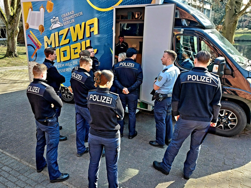 BPOL-AKAD: Jüdisches Leben zu Gast an der Bundespolizeiakademie: Studierende besuchen mobile Synagoge - Foto: presseportal.de