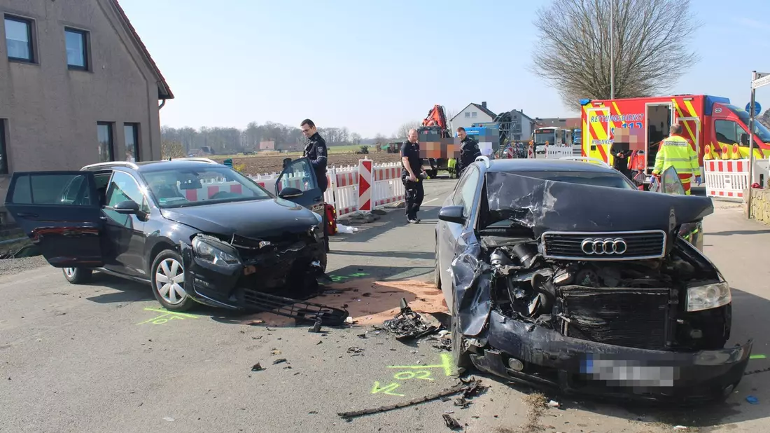 FF Bad Salzuflen: Ein Mensch bei schwerem Unfall auf Schötmarscher Straße verletzt / Straße für rund eine Stunde gesperrt - Bild: presseportal.de