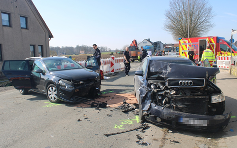 FF Bad Salzuflen: Ein Mensch bei schwerem Unfall auf Schötmarscher Straße verletzt / Straße für rund eine Stunde gesperrt - Foto: presseportal.de