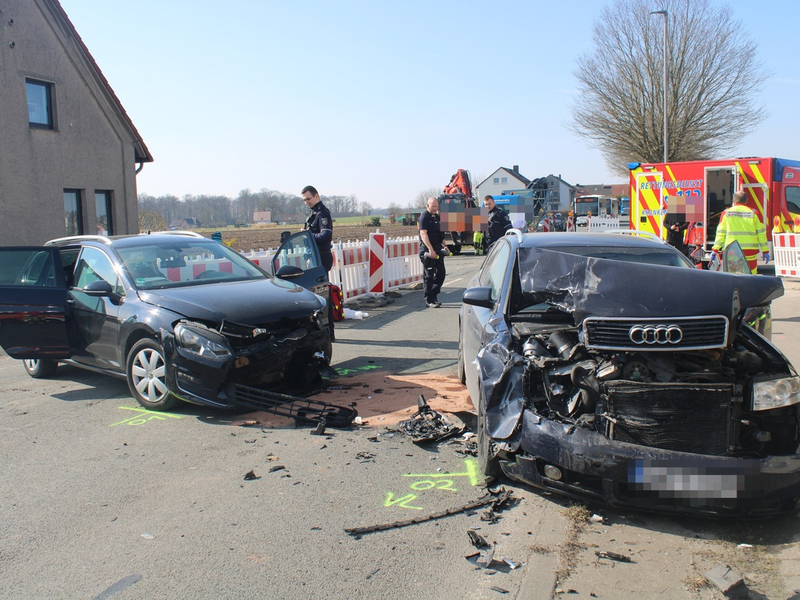 FF Bad Salzuflen: Ein Mensch bei schwerem Unfall auf Schötmarscher Straße verletzt / Straße für rund eine Stunde gesperrt - Foto: presseportal.de