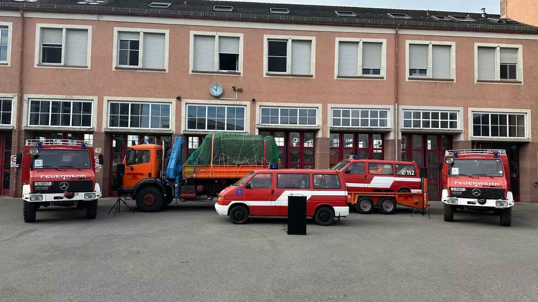 FW Stuttgart: Übergabe von Feuerwehrfahrzeugen und Schutzkleidung an die Solidaritätspartnerstadt Chmelnyzkyj (Ukraine) - Bild: presseportal.de