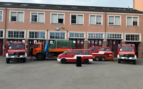 FW Stuttgart: Übergabe von Feuerwehrfahrzeugen und Schutzkleidung an die Solidaritätspartnerstadt Chmelnyzkyj (Ukraine) - Foto: presseportal.de