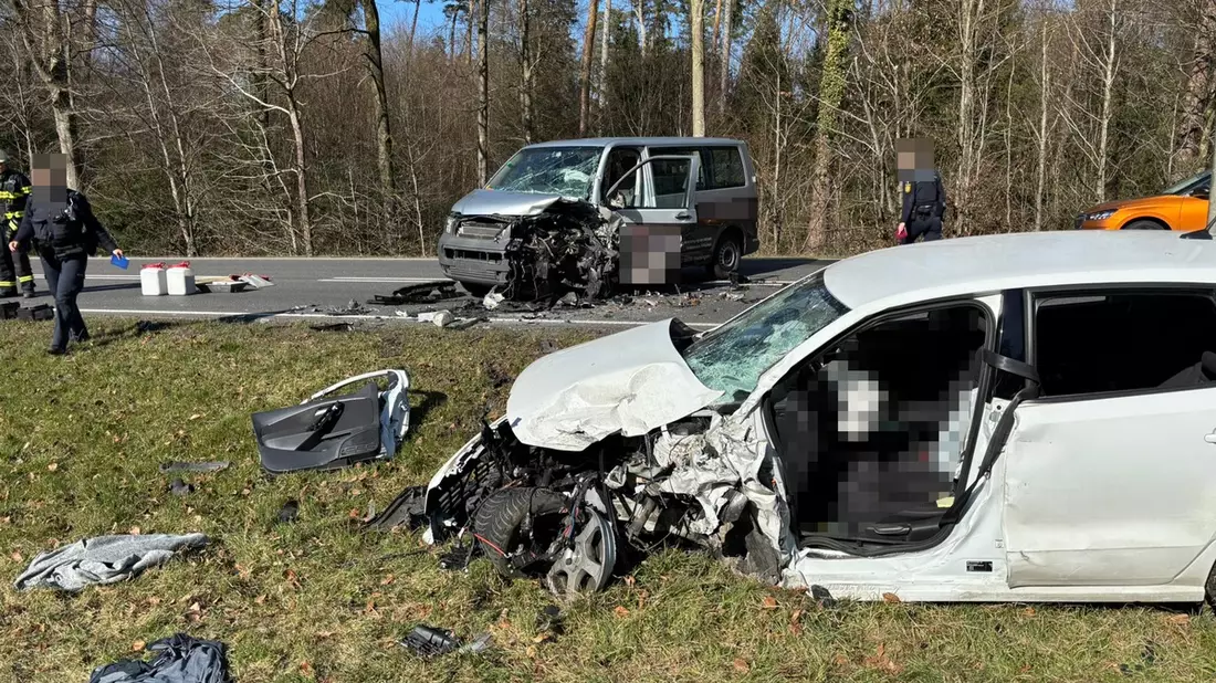 KFV Bodenseekreis: B31: Zwei Verletzte nach Frontalkollision - Bild: presseportal.de