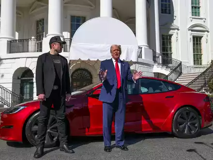 Justizministerin erhebt Anklage gegen Kritiker, die Teslas anzünden (Archivbild) - Foto: -/Pool/AP/dpa