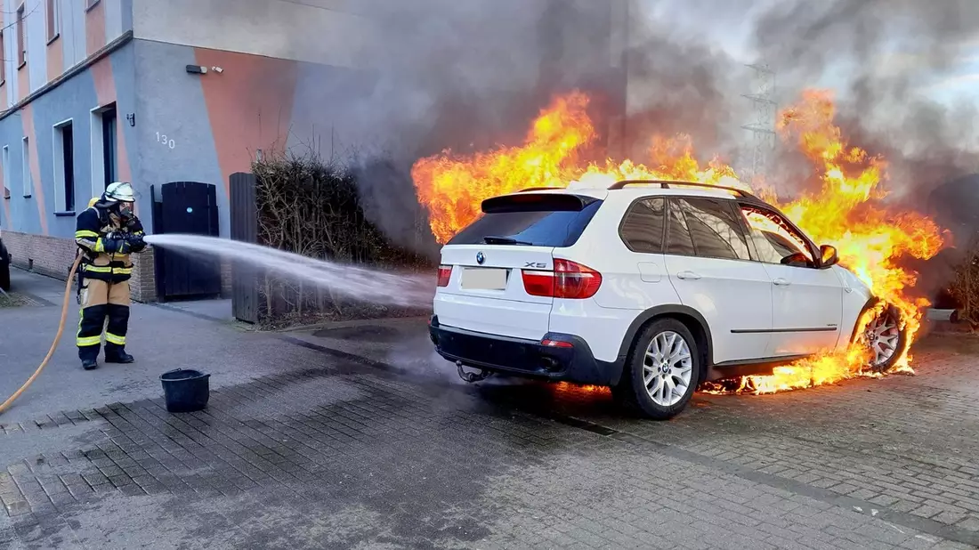 FW-E: PKW-Brand sorgt für Rauchsäule über Altenessen - Bild: presseportal.de