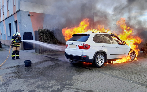 FW-E: PKW-Brand sorgt für Rauchsäule über Altenessen - Foto: presseportal.de