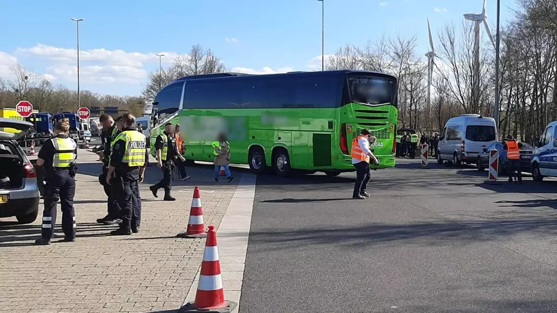 BPOL NRW: Trinationaler grenzüberschreitender Schwerpunkteinsatz der Polizeien und des Zolls innerhalb des Dreiländerecks - Bild: presseportal.de