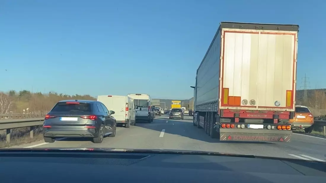POL-PDKL: Fahrzeugbrand führt zu Stau und Anzeigen - Bild: presseportal.de