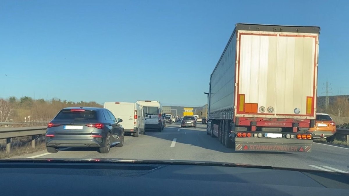 POL-PDKL: Fahrzeugbrand führt zu Stau und Anzeigen - Foto: presseportal.de