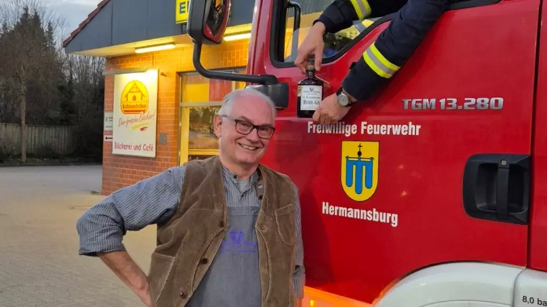 FW Südheide: Ausgelöste BMA in Hermannsburg - Gerhard Bosselmann bedankt sich bei der Feuerwehr Hermannsburg - Bild: presseportal.de