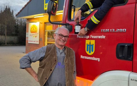 FW Südheide: Ausgelöste BMA in Hermannsburg - Gerhard Bosselmann bedankt sich bei der Feuerwehr Hermannsburg - Foto: presseportal.de
