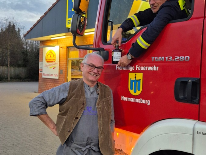 FW Südheide: Ausgelöste BMA in Hermannsburg - Gerhard Bosselmann bedankt sich bei der Feuerwehr Hermannsburg - Foto: presseportal.de