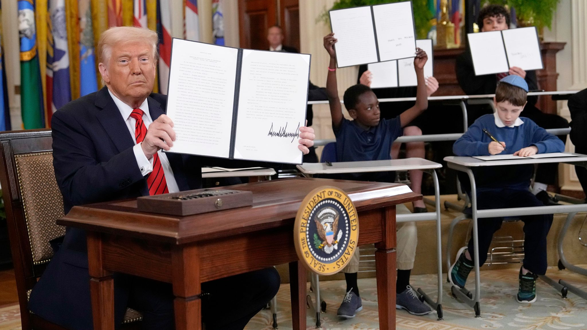Trump mit Bildungsministerin McMahon - die sich nach seinem Willen selbst abschaffen soll.  - Foto: Ben Curtis/AP/dpa
