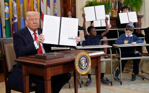 Trump mit Bildungsministerin McMahon - die sich nach seinem Willen selbst abschaffen soll. - Foto: Ben Curtis/AP/dpa Trump mit Bildungsministerin McMahon - die sich nach seinem Willen selbst abschaffen soll. - Foto: Ben Curtis/AP/dpa