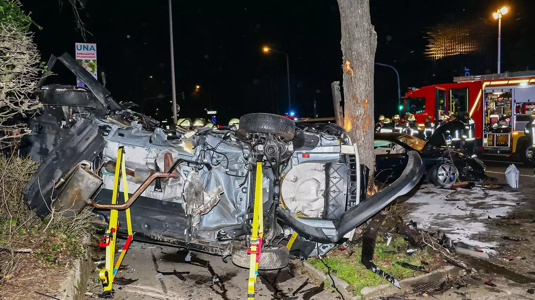 Das Auto, in dem die beiden Frauen saßen, wurde durch den Zusammenprall von der Fahrbahn geschleudert und zwischen zwei Bäumen eingeklemmt. - Bild: Andreas Rometsch/KS-Images.de/dpa