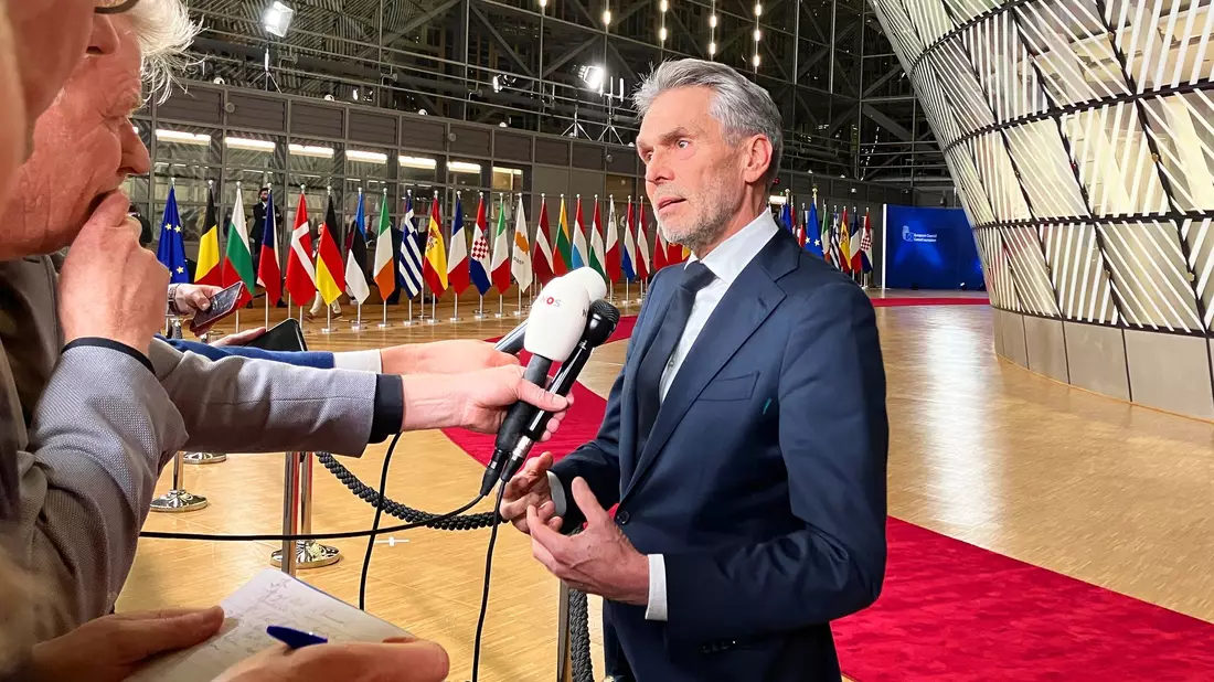 Beim Beantworten von Presse-Fragen zeigte sich der niederländische Ministerpräsident Dick Schoof zufrieden: «Wir hatten auch ein gutes Gespräch über die Ukraine.» - Bild: Alina Schmidt/dpa