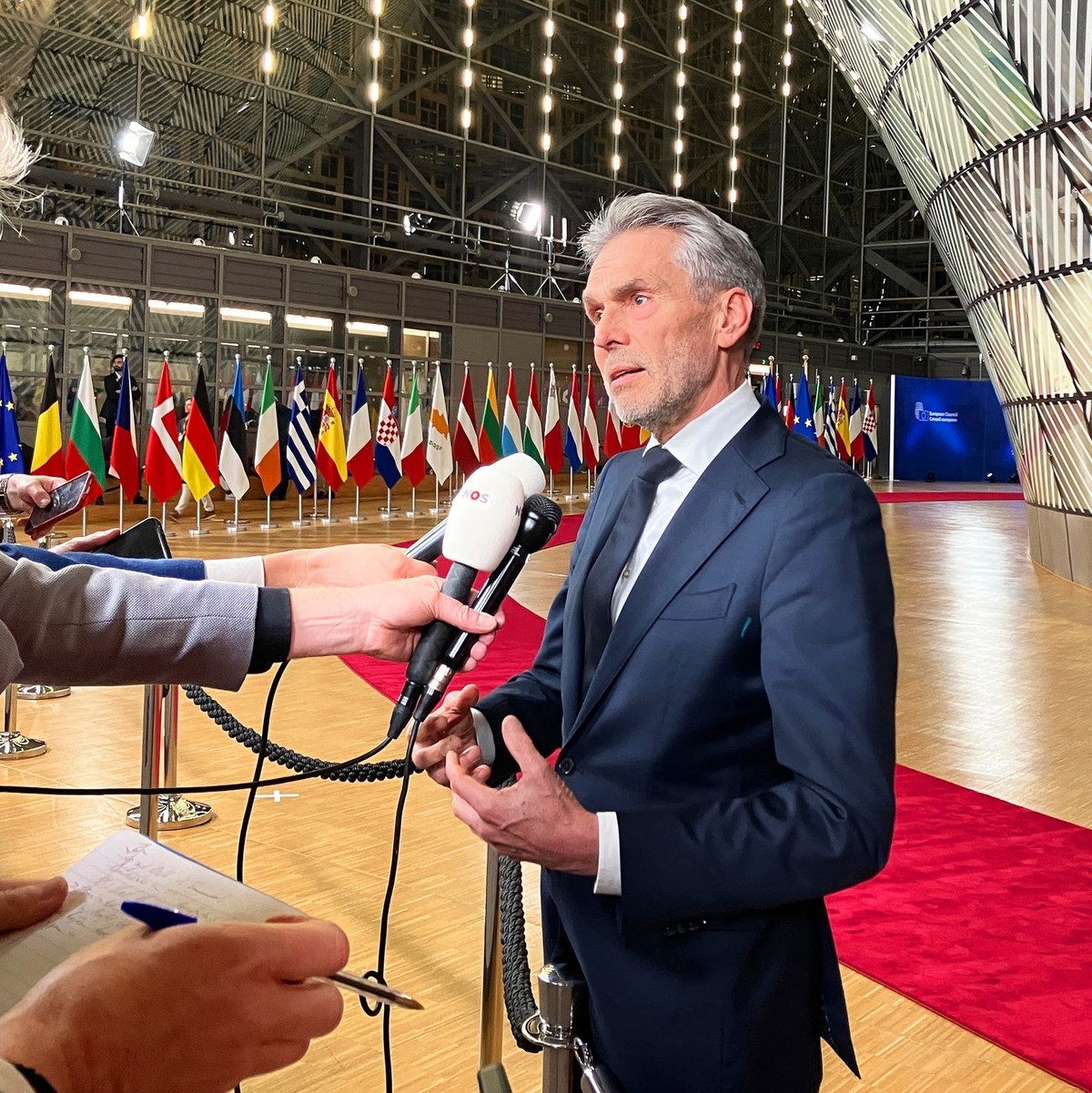 Beim Beantworten von Presse-Fragen zeigte sich der niederländische Ministerpräsident Dick Schoof zufrieden: «Wir hatten auch ein gutes Gespräch über die Ukraine.» - Foto: Alina Schmidt/dpa