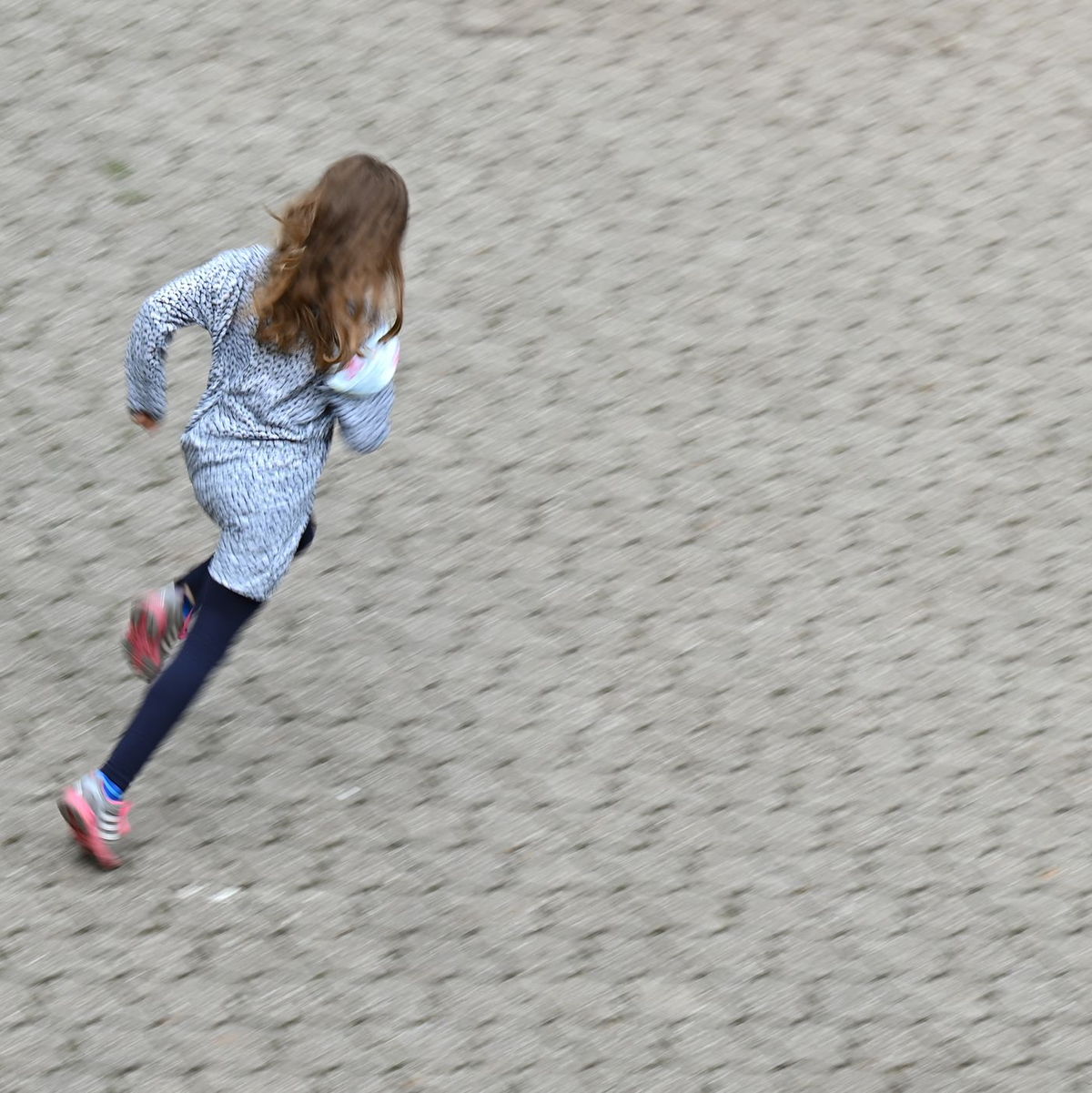 Rennen, toben, gemeinsam spielen - in der Corona-Pandemie kam das vielfach zu kurz. (Archivbild) - Foto: Arne Dedert/dpa