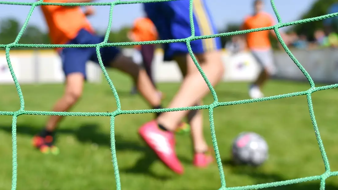 Fußball wird an vielen Orten gespielt. Bei anderen Sportarten ist das Angebot dünner. (Illustration) - Bild: Uwe Anspach/dpa