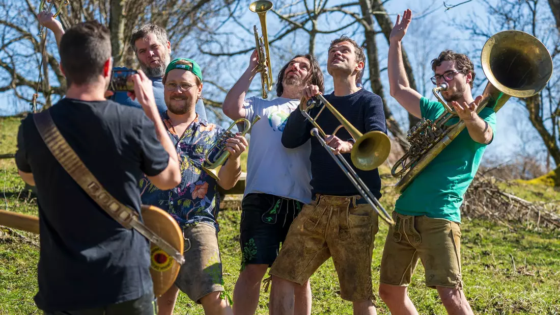 Elf Songs sind auf dem Album, bei denen sich dieses Mal unter die erfolgreiche Kombination aus bayerischer Blasmusik, Pop und Ska noch eine gute Prise Balkan-Klang mischt. - Bild: Peter Kneffel/dpa