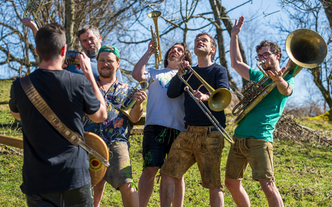 Elf Songs sind auf dem Album, bei denen sich dieses Mal unter die erfolgreiche Kombination aus bayerischer Blasmusik, Pop und Ska noch eine gute Prise Balkan-Klang mischt. - Foto: Peter Kneffel/dpa