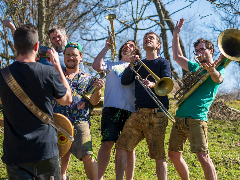 Elf Songs sind auf dem Album, bei denen sich dieses Mal unter die erfolgreiche Kombination aus bayerischer Blasmusik, Pop und Ska noch eine gute Prise Balkan-Klang mischt. - Foto: Peter Kneffel/dpa