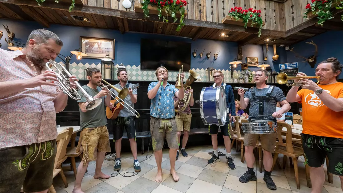 Barfuß mit Blasmusik: LaBrassBanda - Bild: Peter Kneffel/dpa