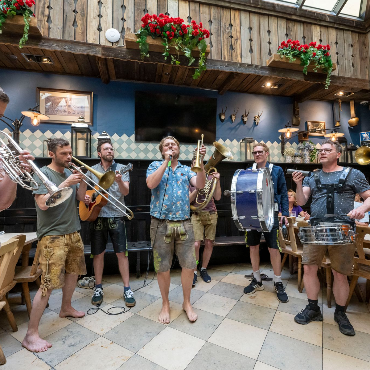 Barfuß mit Blasmusik: LaBrassBanda - Foto: Peter Kneffel/dpa