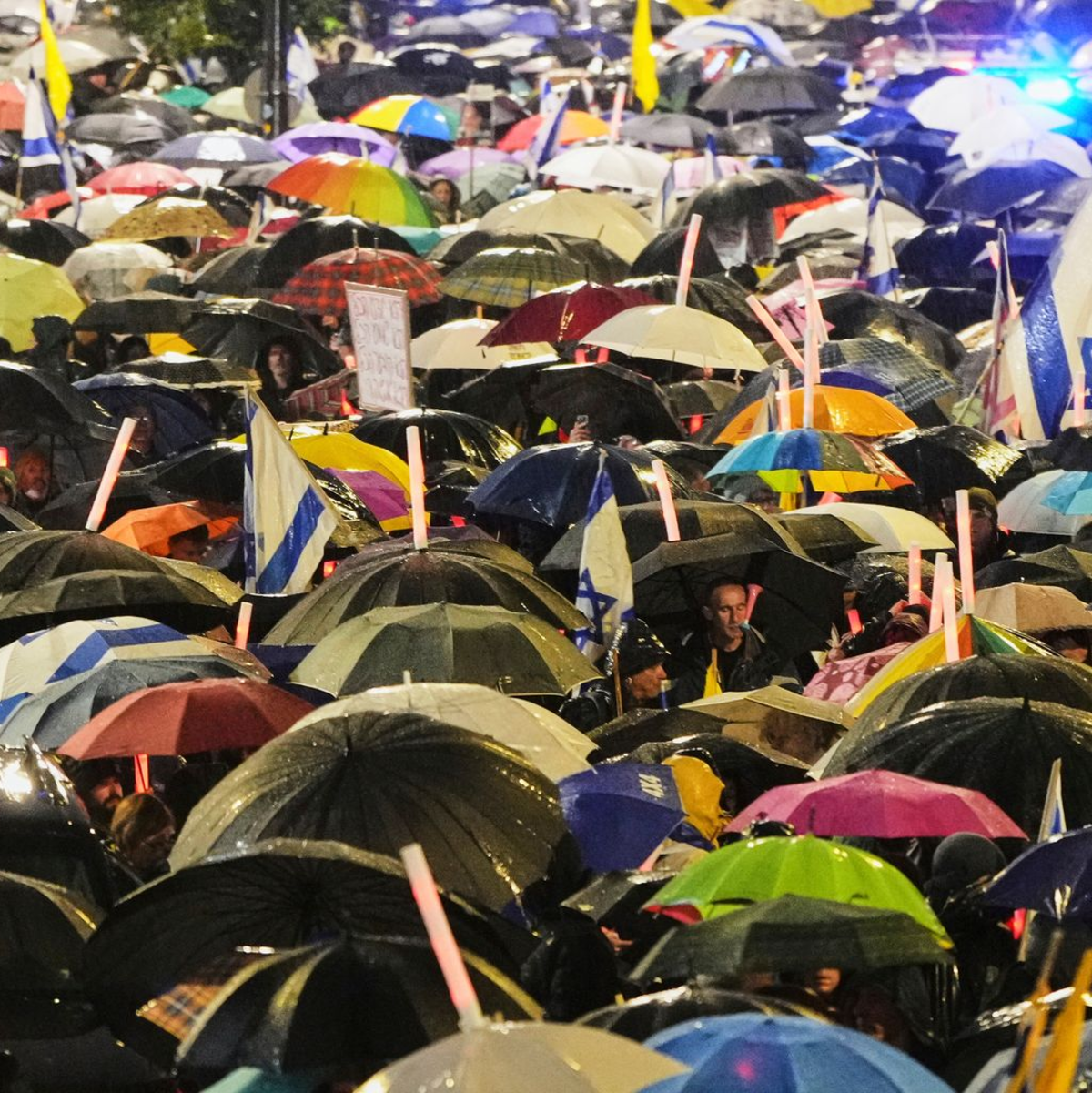 Bei den wütenden Protesten kommt es auch zu Zusammenstößen mit der Polizei.  - Foto: Ohad Zwigenberg/AP/dpa