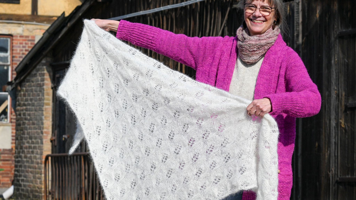 Svenja Suhr an ihrem Arbeitsplatz: Am besten eigne sich die Wolle von Hunden mit möglichst langem Haar. - Foto: Jens Kalaene/dpa