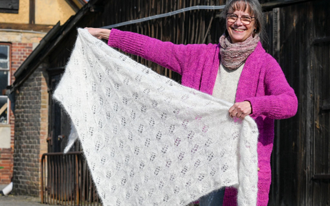 Svenja Suhr an ihrem Arbeitsplatz: Am besten eigne sich die Wolle von Hunden mit möglichst langem Haar. - Foto: Jens Kalaene/dpa