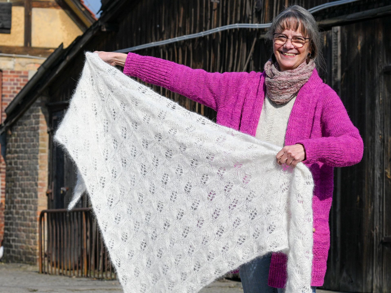 Svenja Suhr an ihrem Arbeitsplatz: Am besten eigne sich die Wolle von Hunden mit möglichst langem Haar. - Foto: Jens Kalaene/dpa