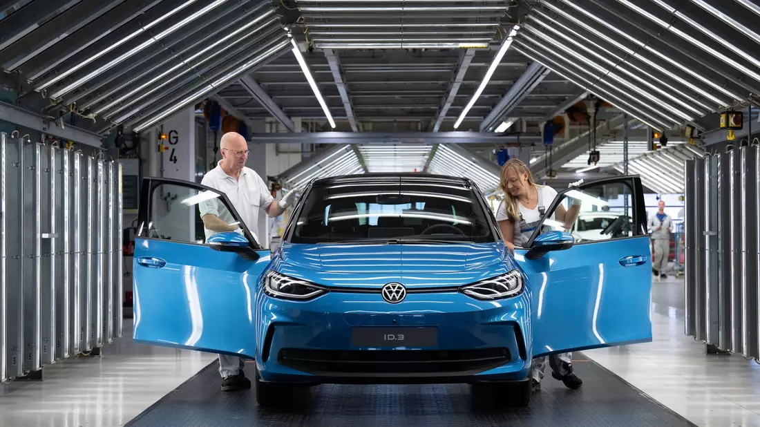 Ein neuer VW ID.3 im Volkswagen-Werk Zwickau. Für ihre Berechnung der CO2-Emissionen bei der Reparatur von Unfallwagen legten die Studienautoren den Einbau einer neuen Vordertür des Elektroautos zugrunde. - Bild: Hendrik Schmidt/dpa