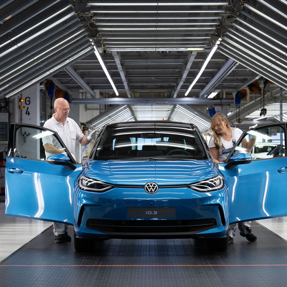 Ein neuer VW ID.3 im Volkswagen-Werk Zwickau. Für ihre Berechnung der CO2-Emissionen bei der Reparatur von Unfallwagen legten die Studienautoren den Einbau einer neuen Vordertür des Elektroautos zugrunde. - Foto: Hendrik Schmidt/dpa