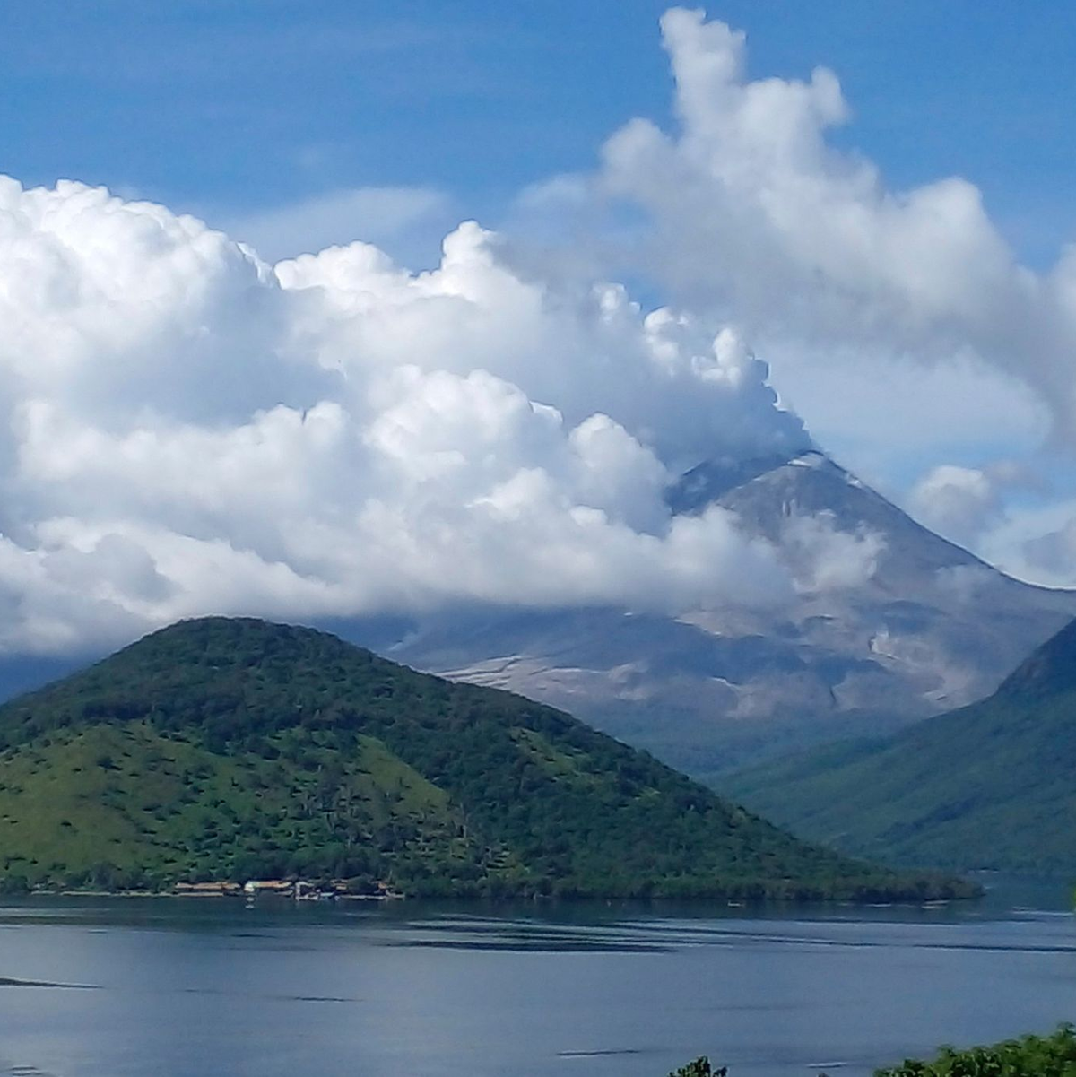 Die Aschesäule stieg zeitweise mehrere Kilometer hoch über dem Vulkan auf. - Foto: Ester Narek/AP/dpa