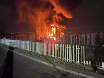 Das Umspannwerk versorgte auch den Flughafen Heathrow. - Foto: London Fire Brigade/PA Media/dpa