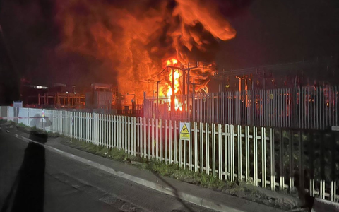 Das Umspannwerk versorgte auch den Flughafen Heathrow. - Foto: London Fire Brigade/PA Media/dpa